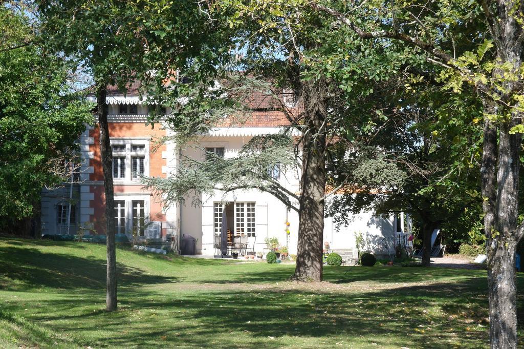 Bed and Breakfast Le Chalet De Luxe Saint-Séverin Exterior foto